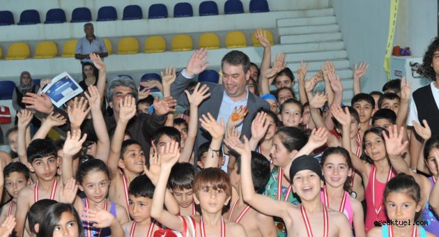 12 bin 500 çocuk yüzme öğrendi