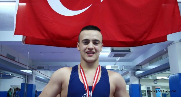  2 yıl önce güreşe başladı  Türkiye üçüncüsü oldu!