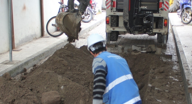 Dikili'de yağmur suyu drenaj hatları yenileniyor