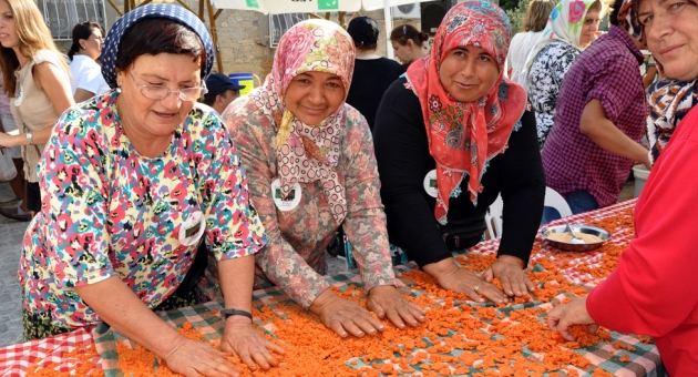 FOÇA ZEYTİNDALI,  Unutulmaya yüz tutmuş yemekleri paylaşacak