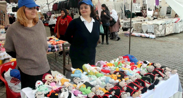 Şiddet gören kadınlar bez bebek satıyor