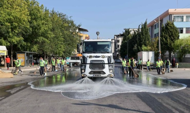 Buca sokaklarında dip köşe sonbahar temizliği
