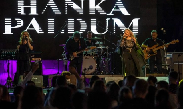 Hanka Paldum kardeşlik festivali için sahnede