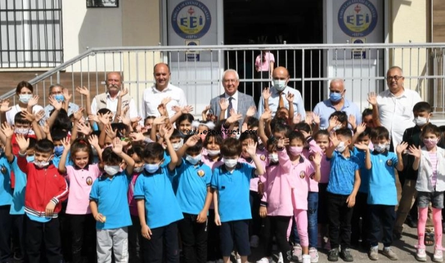 Karabağlar'da Eğitim Kart dağıtımları sürüyor