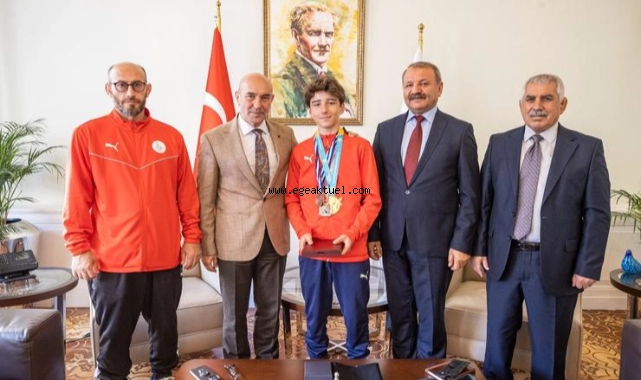 Başkan Soyer plaj güreşi şampiyonu Miraç Saraç’ı ağırladı