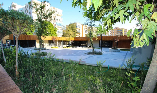 Bayraklı Belediyesi ressamlar sokağını baştan sona yeniledi