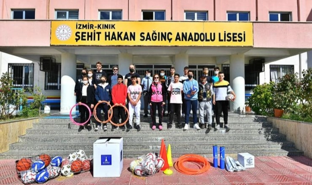 İzmir Büyükşehir Belediyesi’nden 30 ilçede 1500 okula spor desteği