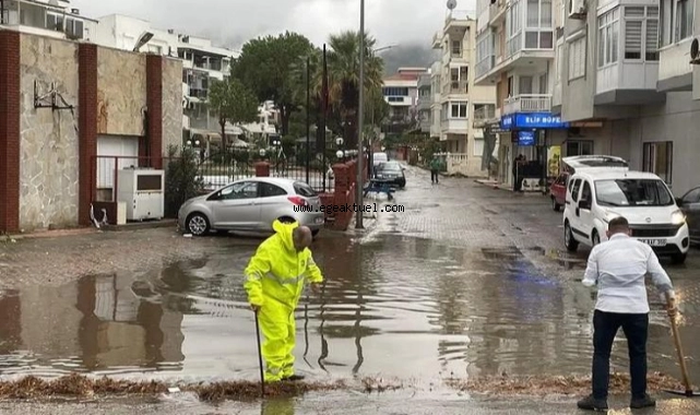 İzmir'de kuvvetli sağanak ve rüzgar! Kordon'da deniz taştı
