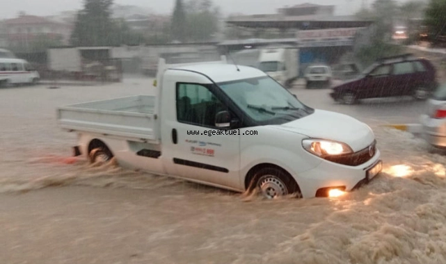 İzmir’i sağanak vurdu: Urla’da sokaklar göle döndü