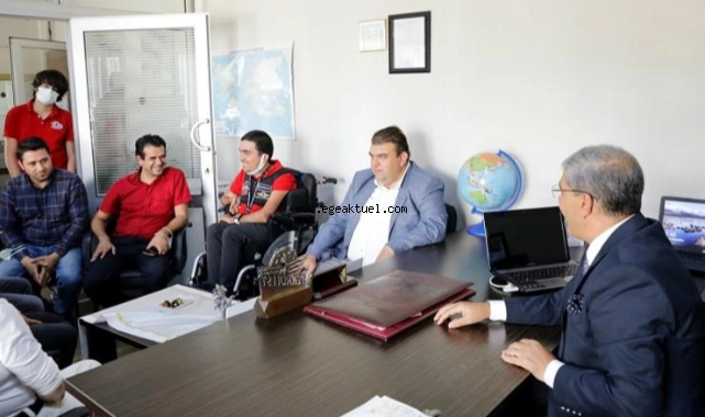 Yetişkin’den gençlere destek