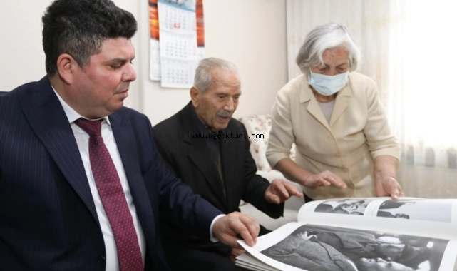 Başkan Kılıç 84 yaşındaki öğretmenin elini öptü