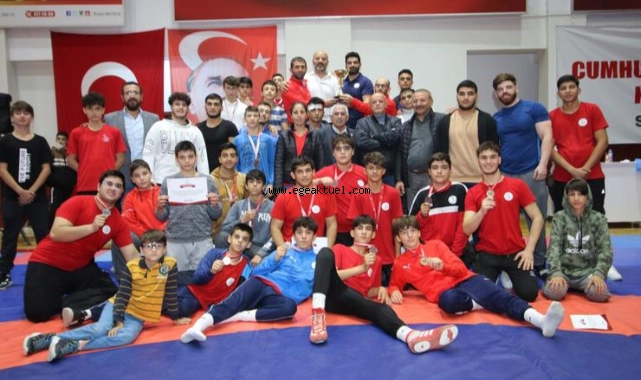Bayraklı'nin çocukları güreş müsabakalarına damga vurdu
