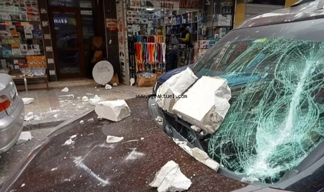 İzmir'de fırtınanın etkisi ile beton bloklar yola düştü