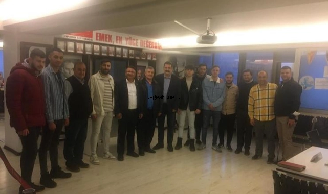 CHP'li Purçu AKP'den istifa eden Roman gençlere CHP rozeti taktı