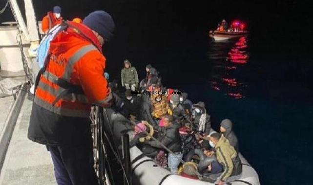 İzmir açıklarında 50 kaçak göçmen yakalandı