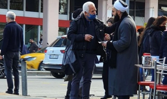 İzmir'de cüppeli şahıslar, yılbaşı kutlamalarına karşı bildiri dağıttı
