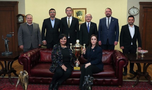 Gümrükçü En Büyük Kupayı Kılıçdaroğlu’na Götürdü