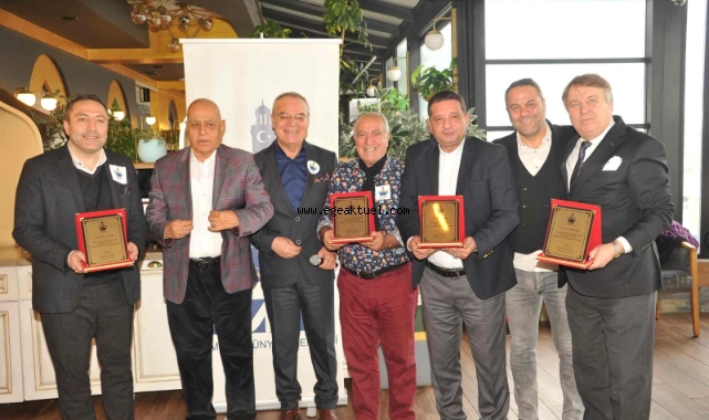 İZİD'den Gazetecilere teşekkür plaketi 