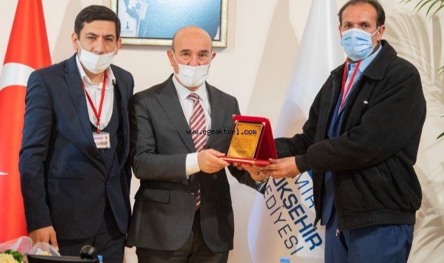 Seyyar çiçekçilerden Başkan Soyer’e teşekkür
