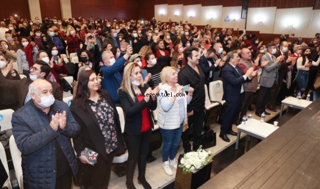 Işın Karaca Konak’ta sesiyle büyüledi