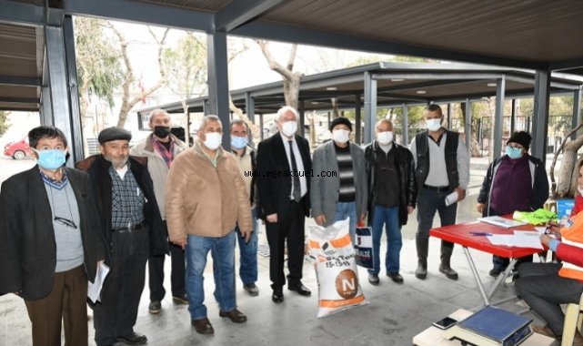 Karabağlar Belediyesi'nden üreticiye gübre desteği