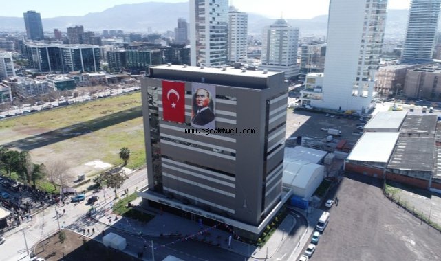Türkiye’nin en büyük tam otomatik otoparkı İzmir’de açıldı