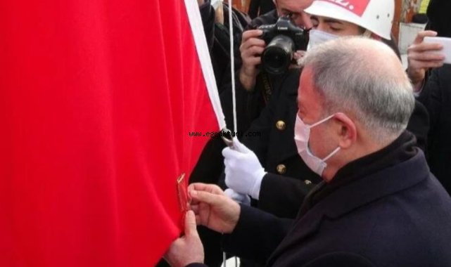 Altın madalyalı Türk bayrağı göndere çekildi
