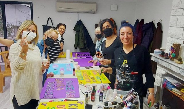 Balçovalı Kadınlar Pankartlarını Hazırlıyor