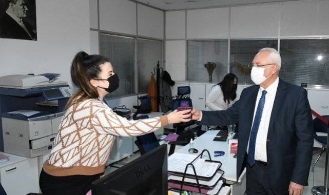 Başkan Selvitopu Kadınlar Günü'nü çiçekle kutladı