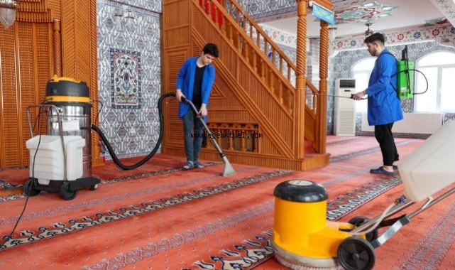 Buca’nın ibadethanelerinde kıyı bucak temizlik