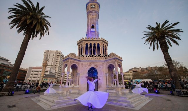 Büyükşehir Belediyesi ilk iftar yemeğini Konak Meydanı’nda düzenledi