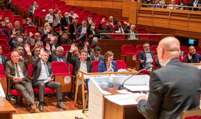 İzmir Büyükşehir Belediyesi Meclisi’nde bayrak değişimi