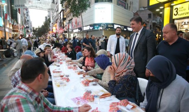Karşıyaka Çarşı’da 5 bin kişilik iftar 