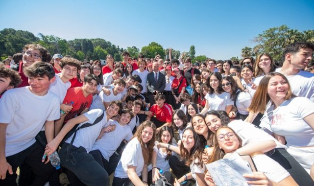 19 Mayıs öncesinde gençlerle bir araya geldi
