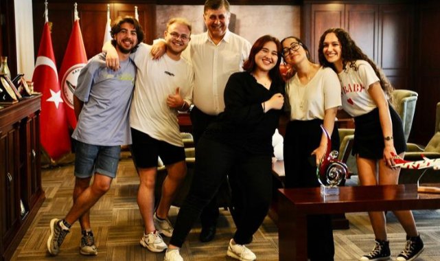 Başkan Tugay gençlerle omuz omuza