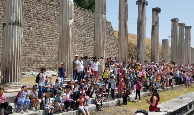 İlkokul öğrencileri Bergama tarihini öğreniyor