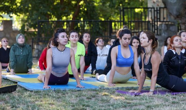 50 genç kadın yoga kampında buluştu