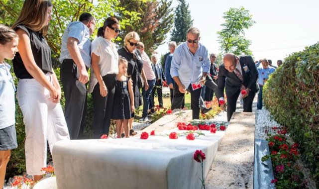 İzmir'in unutulmaz başkanı Ahmet Piriştina kabri başında anıldı