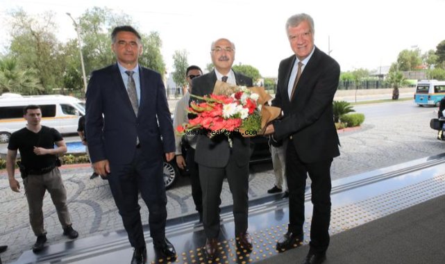 İzmir Valisi Narlıdere’yi ziyaret etti