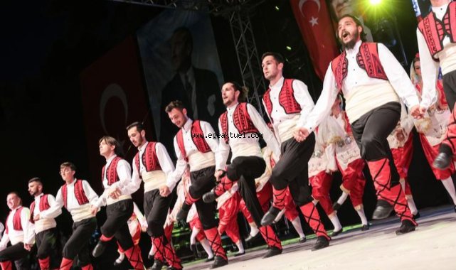 Konak’ta 300 halk dansçısı şenlikte sahne aldı
