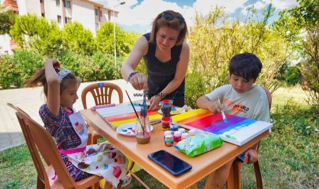 Minik ressamlar tuval başında