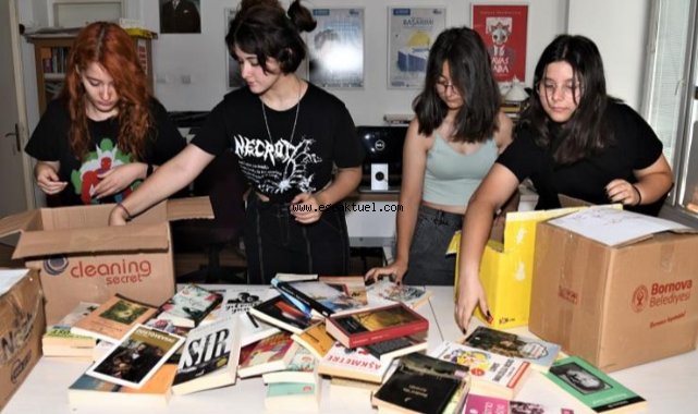 Bilet yerine kitap aldılar, köy okuluna kütüphane kurdular