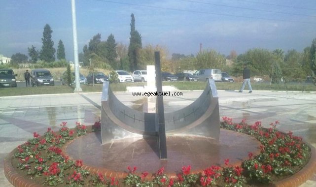 Konak’ın parkları vandalların hedefinde!