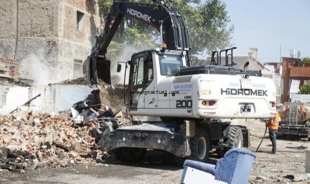 Konak’ta tehlikeli yapı yıkıldı