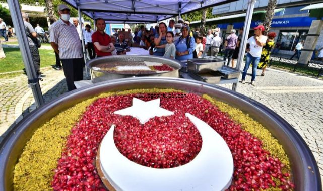 İzmir Büyükşehir Belediyesi aşure bereketini 12 bin kişiyle paylaştı