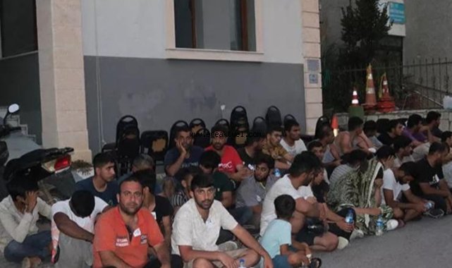 İzmir'de 98 kaçak göçmen kurtarıldı, 2'si Türk 3 kişi gözaltına alındı