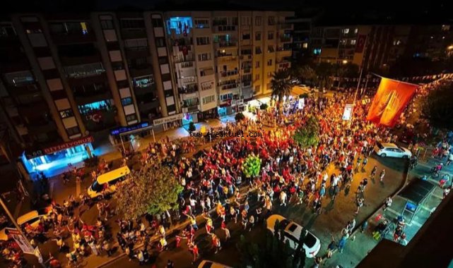 Karşıyaka'da omuz omuza Zafer yürüyüşü