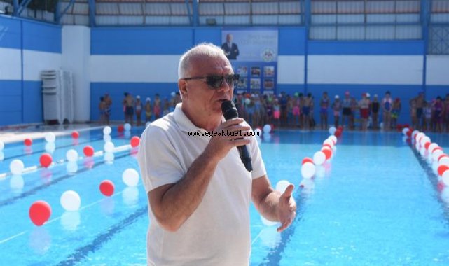 Kemalpaşa’da yüzlerce çocuk yüzme öğrendi