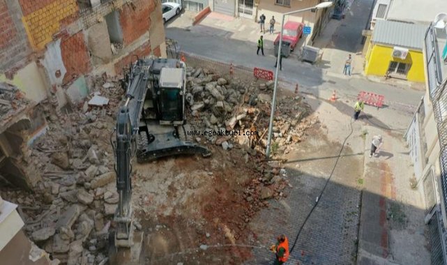 Konak’ta tehlike saçan binanın yıkımı gerçekleşti