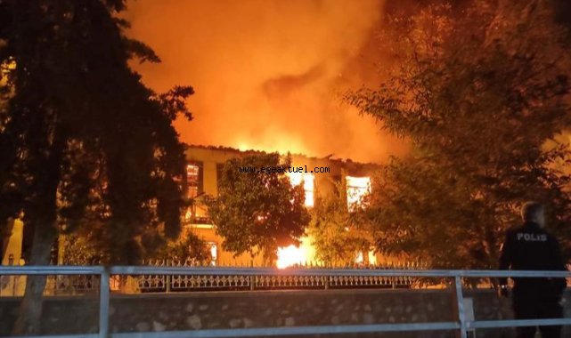İzmir'de korku dolu gece: Alev alev yandı